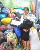 PGS.TS Lương Thị Vân, thành viên Chi hội Nữ trí thức tham gia thu gom và phân loại quần áo cũ gửi tặng đồng bào một số tỉnh miền Trung