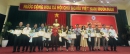 Lãnh đạo Hội CTĐ trao bằng ghi nhận tấm lòng vàng nhân đạo cho các đơn vị đã ủng hộ nguồn lực thực hiện phong trào Tết Nhân Ái - Xuân Giáp Thìn