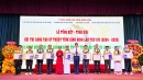Bà Nguyễn Thị Phong Vũ - Ủy viên Ban Thường vụ Tỉnh ủy, Phó bí thư thường trực Đảng ủy các cơ quan Đảng tỉnh, Trưởng Ban Tuyên giáo và Dân vận Tỉnh ủy và ông Lâm Hải Giang – Phó Chủ tịch UBND tỉnh trao giải Nhất cho các tác giả