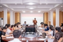 GS.TS. Jiwnath Ghimire trình bày báo cáo tại Seminar