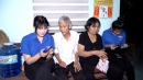 Thanh niên phường Quy Nhơn Bắc hỗ trợ người dân sử dụng dịch vụ công trực tuyến. Ảnh: Đ.Y