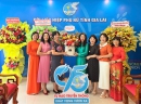 Bà Nguyễn Thị Thanh Bình - Chi hội trưởng Hội Nữ trí thức tỉnh trao hoa chúc mừng Hội LHPN tỉnh Gia Lai