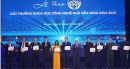 Các nhà khoa học trẻ xuất sắc (cầm cúp) tại lễ trao giải. Ảnh: Lưu Quý