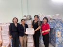 Bà Nguyễn Thị Thanh Bình - Chủ tịch Liên hiệp Hội trao tặng 1000 quyển vở cho phường Quy Nhơn Tây