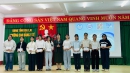 Bà Nguyễn Thị Thanh Bình - Chi hội Trưởng Chi Hội nữ trí thức tỉnh trao quà tại Trường Cao đẳng Y tế tỉnh Gia Lai