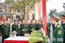 Đại tướng Phan Văn Giang, Ủy viên Bộ Chính trị, Phó bí thư Quân ủy Trung ương, Bộ trưởng Bộ Quốc phòng và các đồng chí lãnh đạo Bộ Quốc phòng tham quan sáng kiến, cải tiến kỹ thuật của tuổi trẻ Quân đội. Ảnh: TUẤN HUY