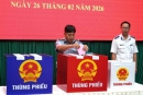 Mỗi cử tri cần nắm rõ quy trình bỏ phiếu trong đó phải ghi phiếu bầu đúng theo hướng dẫn; tự mình bỏ phiếu vào thùng phiếu… Ảnh: Thành An.