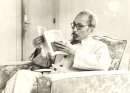 Chủ tịch Hồ Chí Minh thường xuyên đọc sách để nâng cao kiến thức, lý luận cách mạng  Ảnh: tư liệu lịch sử