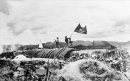 Chiều 7-5-1954, lá cờ "Quyết chiến Quyết thắng" của Quân đội nhân dân Việt Nam tung bay trên nóc hầm tướng De Castries. Chiến dịch lịch sử Điện Biên Phủ đã toàn thắng. Ảnh tư liệu TTXVN