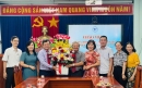 Ông Trần Kim Kha – Giám đốc Sở Khoa học và Công nghệ tỉnh trao lẵng hoa chúc mừng Liên hiệp Hội