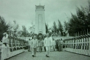 Ngày 2/9/1955, Bác Hồ cùng các đồng chí lãnh đạo Đảng, Nhà nước tới đặt vòng hoa viếng các liệt sĩ tại Nghĩa trang Mai Dịch, Hà Nội Ảnh: T.L