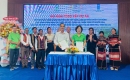 Bà Nguyễn Thị Tuyết Mai - Phó Chủ tịch Liên hiệp Hội, Trưởng Ban điều hành Dự án và ông Đặng Bảo Toàn - Phó Chủ tịch thường trực UBND xã Bình Phú thực hiện ký kết bàn giao Dự án