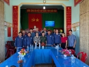 Tại hội nghị sơ kết, IUCN đã tặng quà cho các ngư dân tiêu biểu và áo tình nguyện viên cho tất cả ngư dân tham gia. Ảnh: Ái Trinh