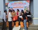BS. Nguyễn Thanh Hùng, Chủ tịch Hội Đông y tỉnh tặng quà cho gia đình chính sách tại xã Ia Phí
