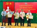 Đồng chí Cao Văn Bình - Bí thư Chi bộ, Chủ tịch Liên hiệp Hội tỉnh vinh dự nhận Huy hiệu 35 năm tuổi Đảng