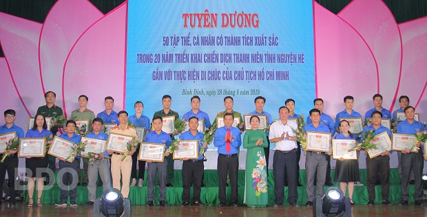 Tỉnh đoàn tuyên dương các tập thể và cá nhân tiêu biểu trong thực hiện Di chúc của Chủ tịch Hồ Chí Minh.