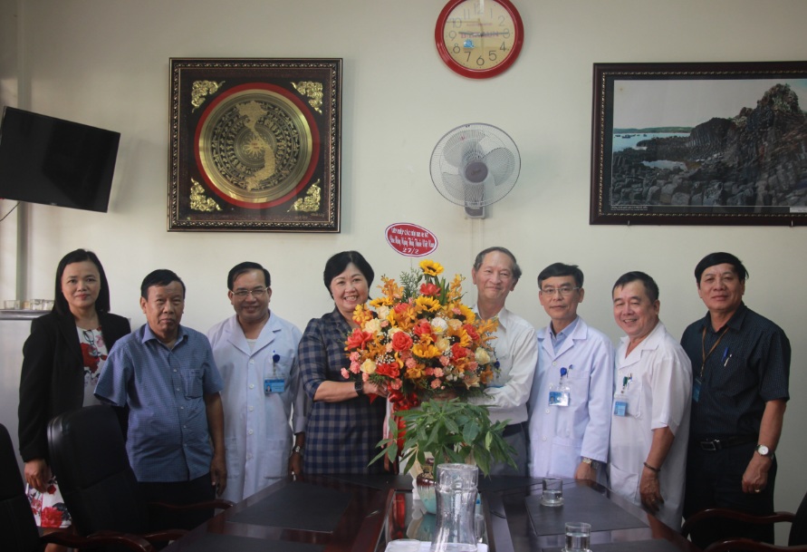 Lãnh đạo Liên hiệp các Hội KH&KT tỉnh trao hoa chúc mừng Hội Y học Bình Định nhân ngày 27/2