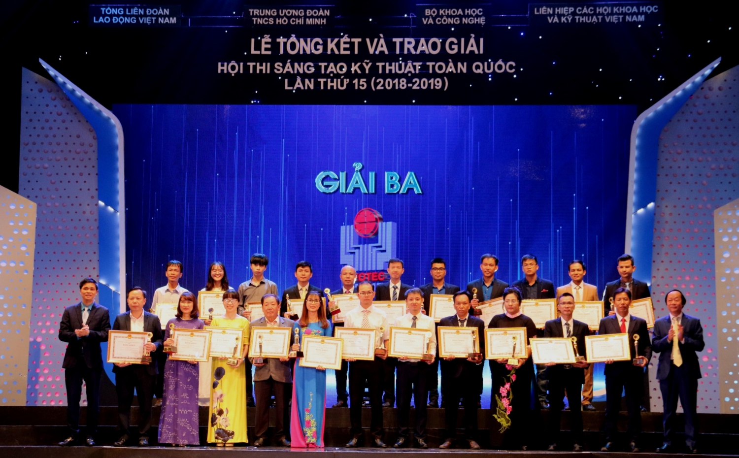 Tác giả Ngô Anh Tú (bìa phải - hàng sau) nhận giải Ba tại lễ trao giải Hội thi Sáng tạo Kỹ thuật toàn quốc lần thứ 15