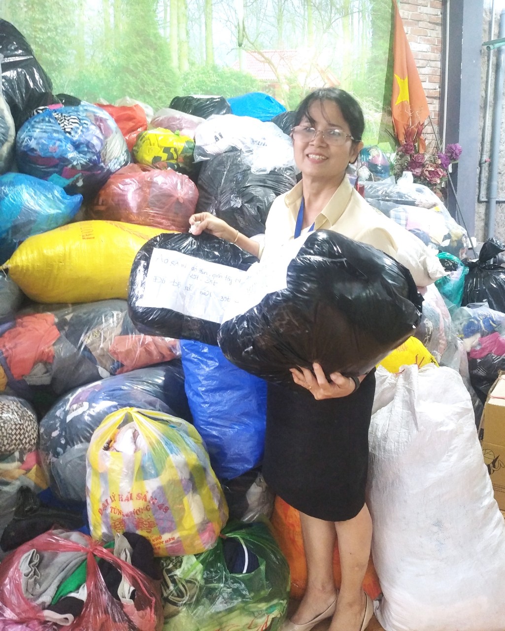 PGS.TS Lương Thị Vân, thành viên Chi hội Nữ trí thức tham gia thu gom và phân loại quần áo cũ gửi tặng đồng bào một số tỉnh miền Trung