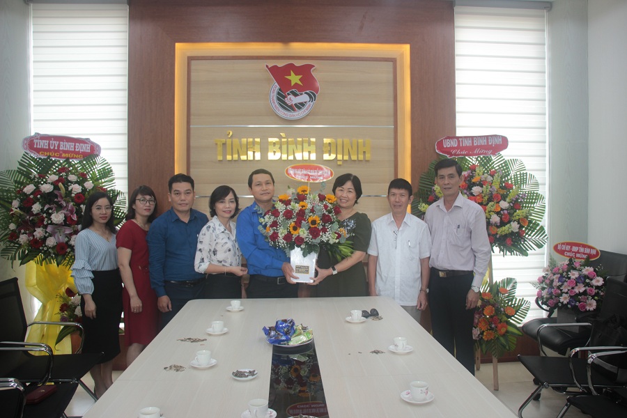 Đại diện khối thi đua tặng hoa chúc mừng Tỉnh đoàn
