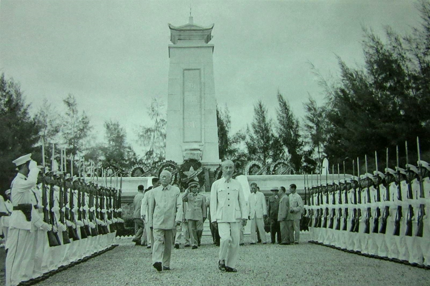 ngay 2 9 1955 bac ho cung cac dong chi lanh dao dang nha nuoc toi dat vong hoa vieng cac liet si tai nghia trang mai dich ha noi 1