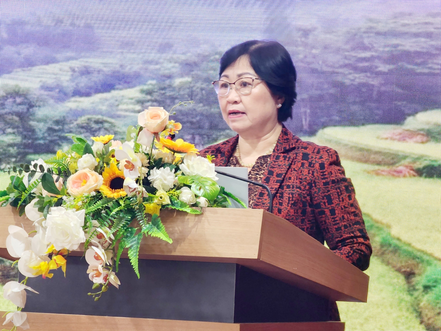 Bà Nguyễn Thị Thanh Bình - Chủ tịch Liên hiệp Hội Bình Định, Trưởng ban Ban điều hành dự án VNM/SGP/OP7/Y2/CORE/2022/08 phát biểu khai mạc Hội thảo