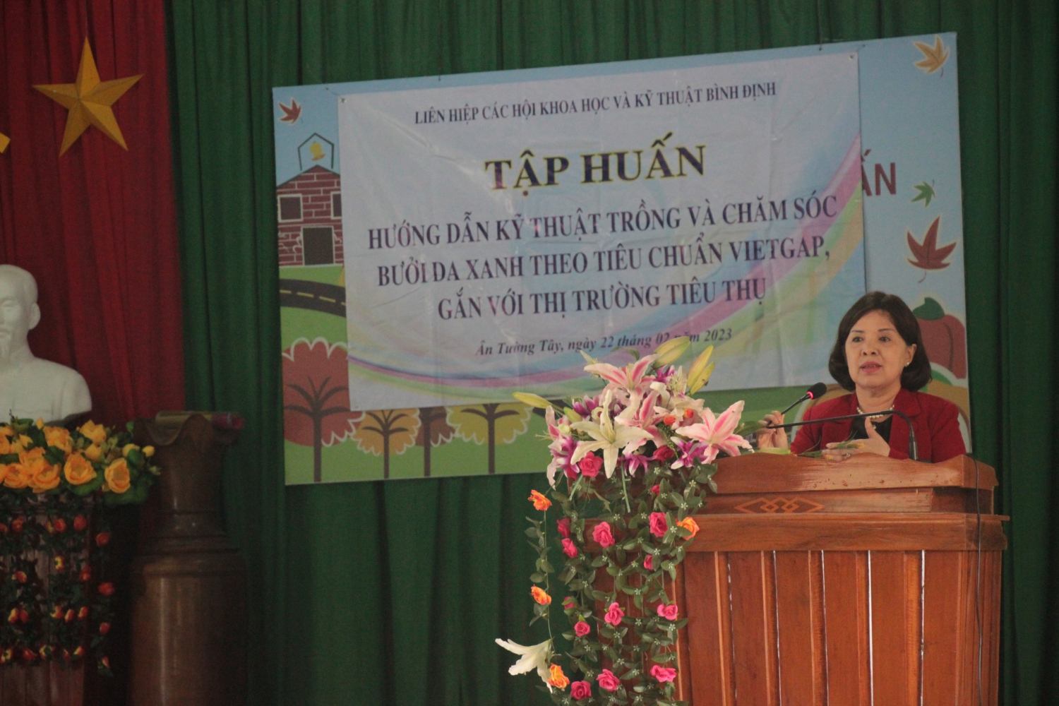 Bà Huỳnh Thị Thanh Thủy - Phó Chủ tịch Liên hiệp Hội phát biểu tại buổi tập huấn