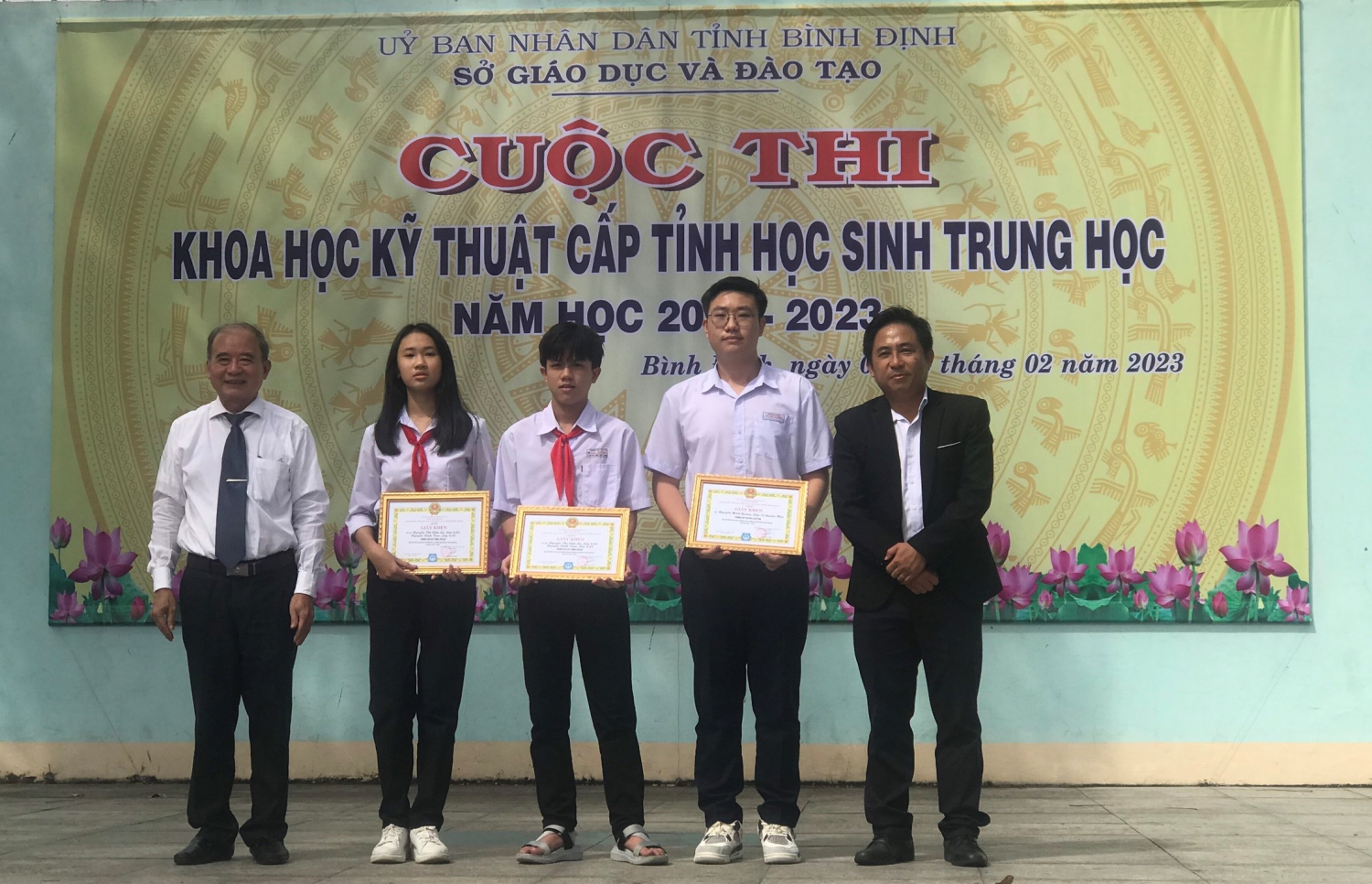 Lãnh đạo Sở GD&ĐT và Trường ĐH Duy Tân trao giải nhất cho các tác giả đoạt giải nhất Cuộc thi KHKT cấp tỉnh dành cho học sinh trung học, năm học 2022 - 2023.