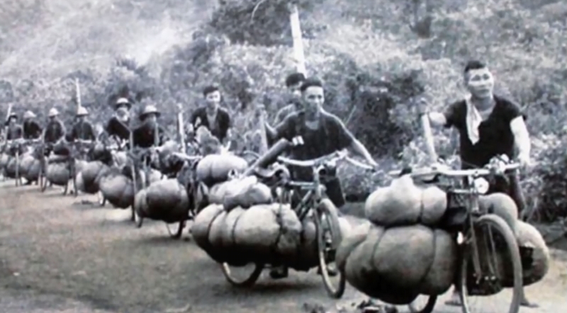  Hàng trăm nghìn dân công, thanh niên xung phong bất chấp bom đạn hướng về Điện Biên Phủ để bảo đảm hậu cần phục vụ chiến dịch. (Ảnh tư liệu).