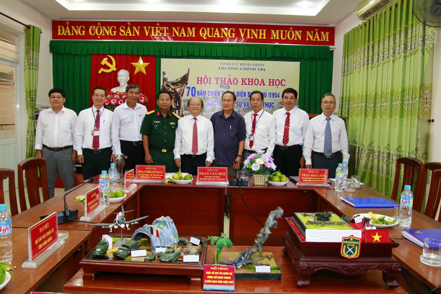 Chủ trì và các địa biểu tham dự Hội thảo