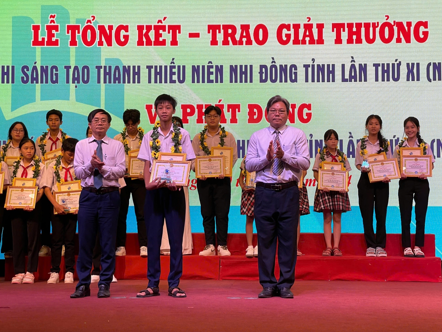 Học sinh Cao Trường Thịnh nhận giải thưởng tại Cuộc thi Sáng tạo Thanh thiếu niên nhi đồng tỉnh lần thứ XI (2024)