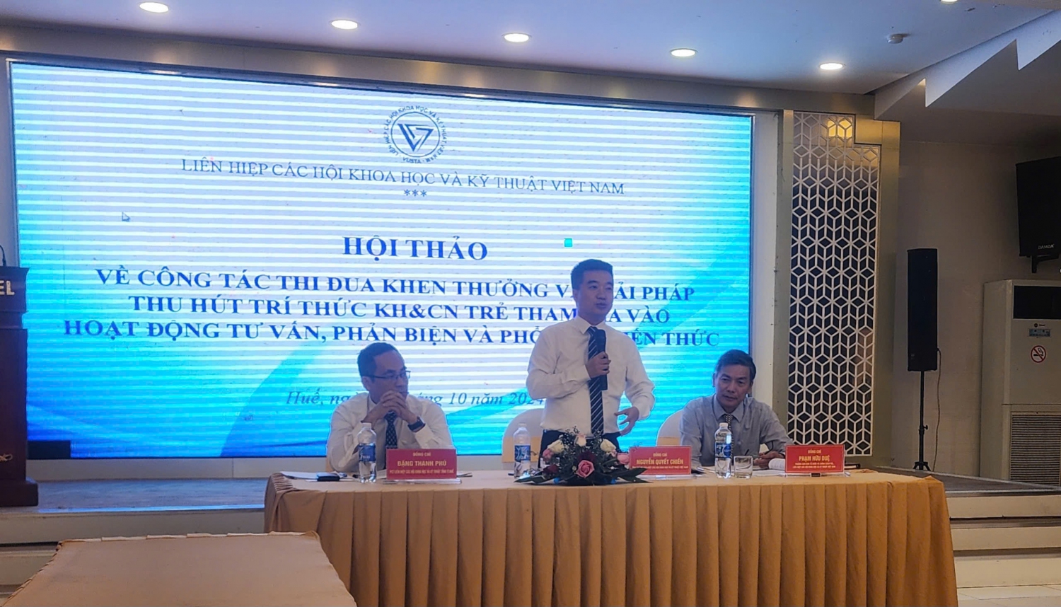 Đồng chí Nguyễn Quyết Chiến - Tổng thư ký Liên hiệp Hội Việt Nam phát biểu tại Hội thảo