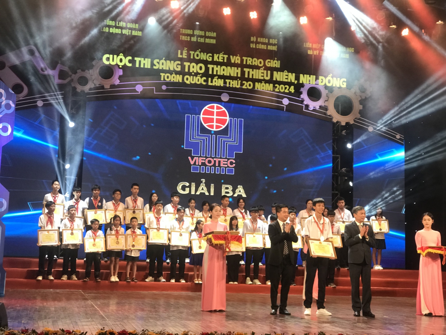 Ban Tổ chức trao giải ba cho tác giả Cao Trường Thịnh, lớp 10B1 Trường Quốc học Quy Nhơn