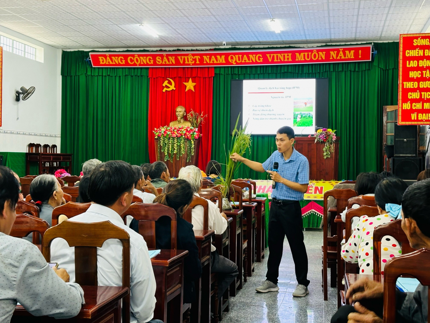 Báo cáo viên hướng dẫn kỹ thuật chăm sóc cây lúa, cây đậu phộng