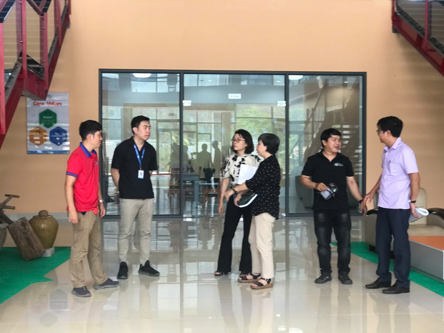 Tác giả giải pháp  “Ứng dụng trí tuệ nhân tạo trong nhận diện và cảnh báo sâu bệnh hại cây trồng” trình bày trước giám khảo