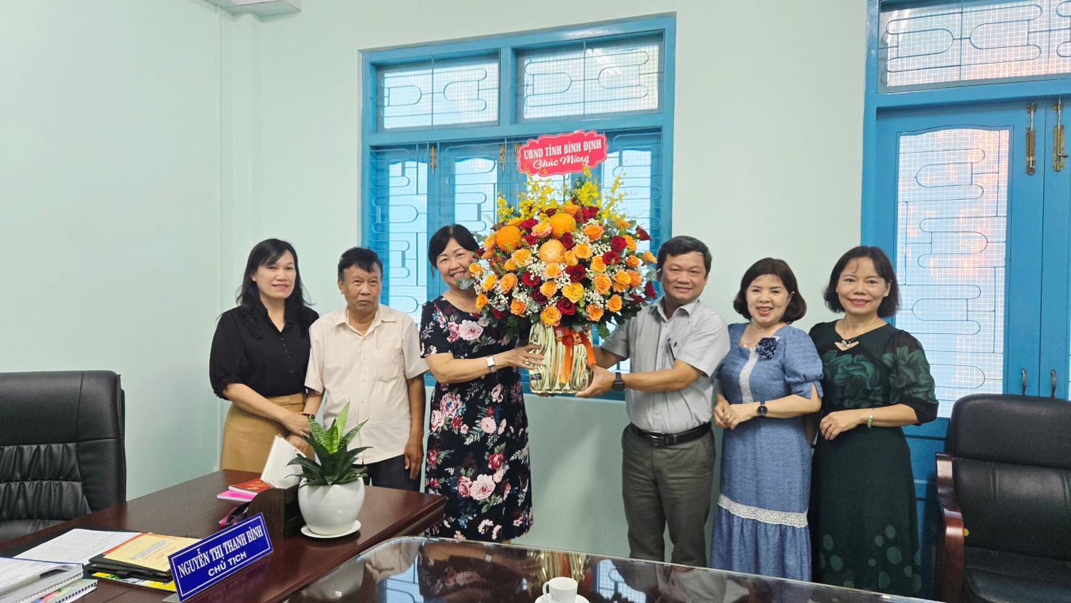 Ông Trần Kim Kha – Giám đốc Sở Khoa học và Công nghệ tỉnh Bình Định tặng hoa chúc mừng Liên hiệp Hội