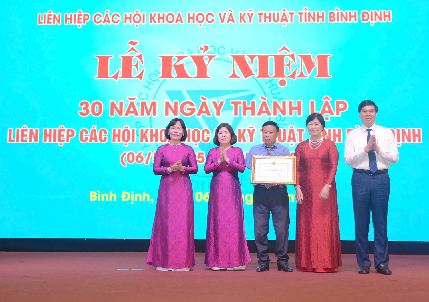 Thường trực Liên hiệp Hội nhận Bằng khen của UBND tỉnh