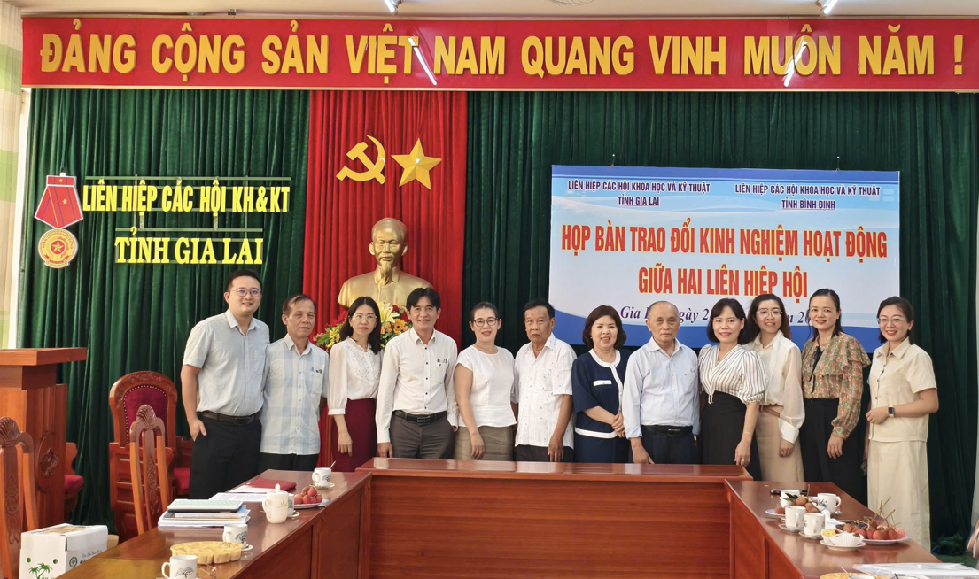 Lãnh đạo và cán bộ 2 đơn vị tại buổi làm việc