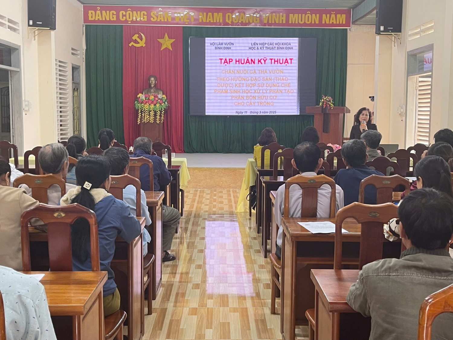 Phói hợp với Liên hiệp Hội tổ chức lớp tập huấn chuyển giao ứng dụng kỹ thuật về VAC tuần hoàn và kỹ thuật phân loại, xử lý rác thải sinh hoạt (hữu cơ) ngay tại nguồn