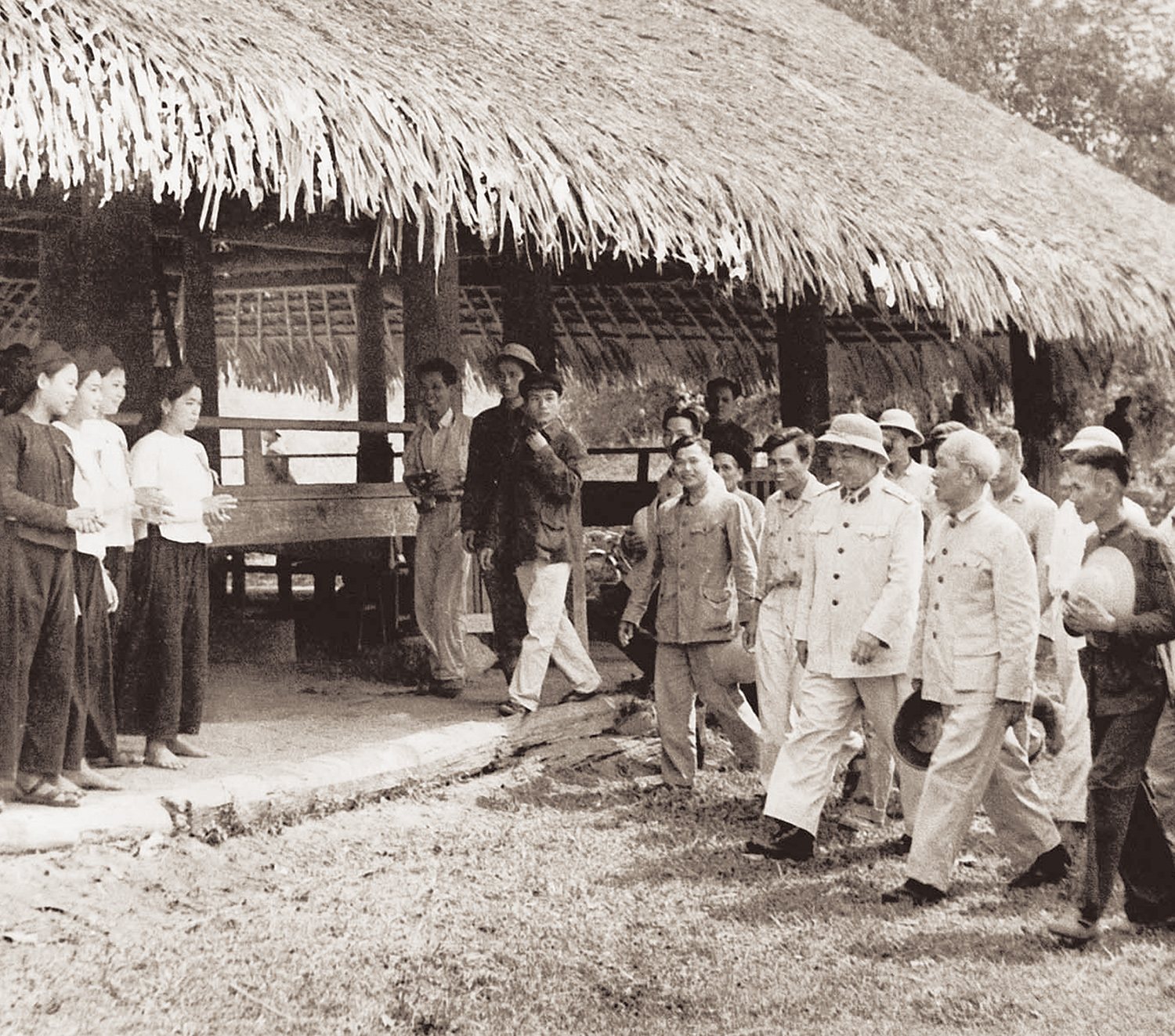 Chủ tịch Hồ Chí Minh thăm lại đình Tân Trào, nơi Người đã chù trì Quốc dân Đại hội, quyết định Tổng khởi nghĩa Tháng Tám năm 1945, bầu ra Ủy ban dân tộc giải phóng, ngày 20-3-1961 _Ảnh: TTXVN