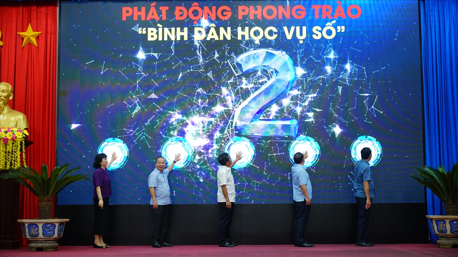 Lãnh đạo tỉnh Gia Lai thực hiện nghi thức bấm nút phát động phong trào Bình dân học vụ số năm 2025