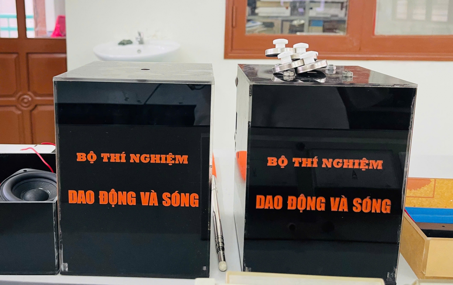 "Hộp dụng cụ 2 trong 1" dạy học một số chủ đề môn vật lí lớp 11 (CT GDPT 2018). 01 trong 20 giải pháp gửi tham dự Hội thi Sáng tạo kỹ thuật toàn quốc lần thứ 18