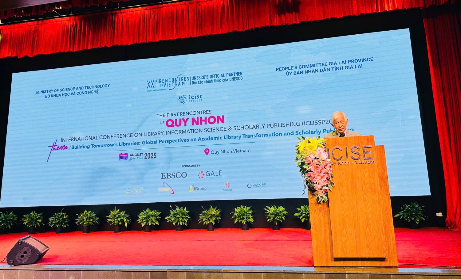 Giáo sư Trần Thanh Vân-Chủ tịch Hội Khoa học Gặp gỡ Việt Nam, Giám đốc Trung tâm ICISE phát biểu khai mạc Hội nghị