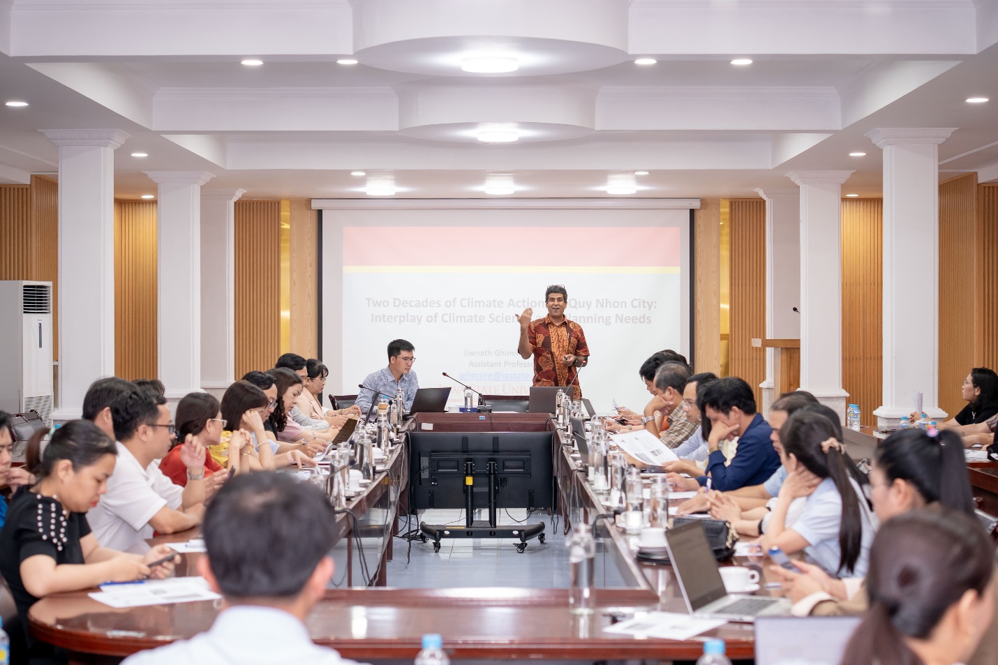 GS.TS. Jiwnath Ghimire trình bày báo cáo tại Seminar