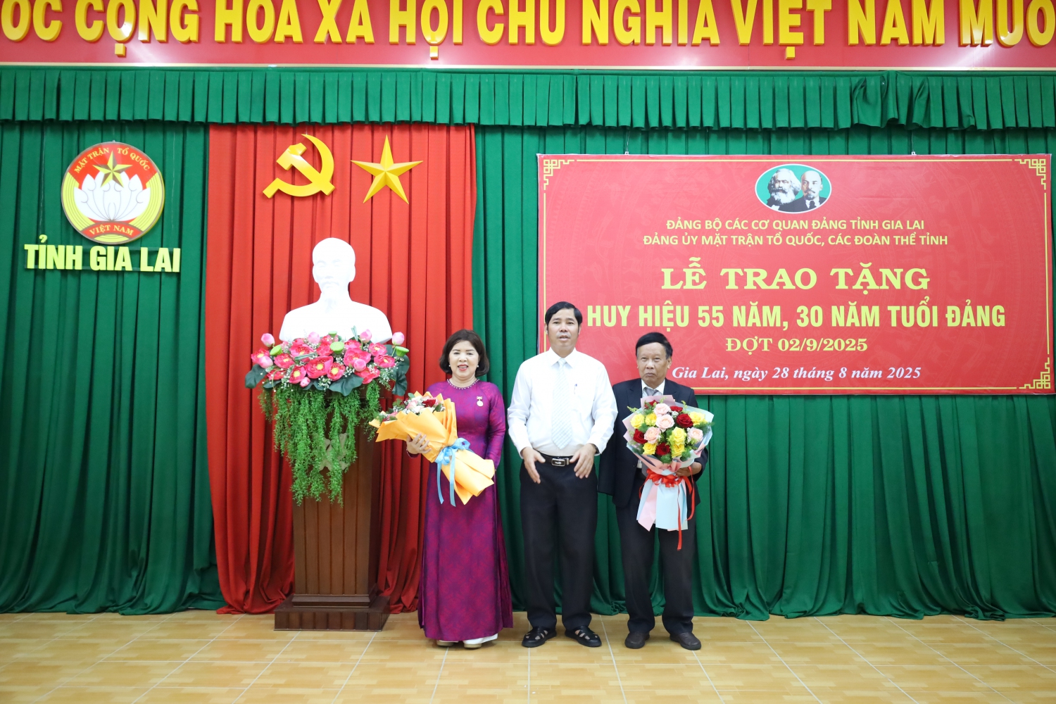 Đồng chí Trần Minh Sơn – Ủy viên Ban Thường vụ Tỉnh ủy, Bí thư Đảng bộ, Phó Chủ tịch Thường trực Ủy ban MTTQ Việt Nam tỉnh trao huy hiệu 55 năm tuổi Đảng và 30 năm tuổi Đảng cho 02 đồng chí