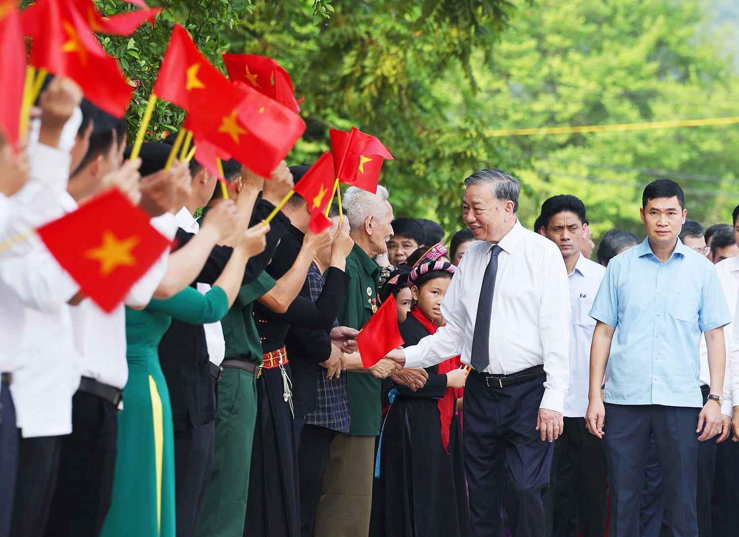 Tổng Bí thư Tô Lâm với nhân dân xã Tân Trào, tỉnh Tuyên Quang tại Ngày hội Toàn dân bảo vệ an ninh Tổ quốc và Lễ khánh thành Tượng đài “Bác Hồ ở Tân Trào”_Ảnh: TTXVN