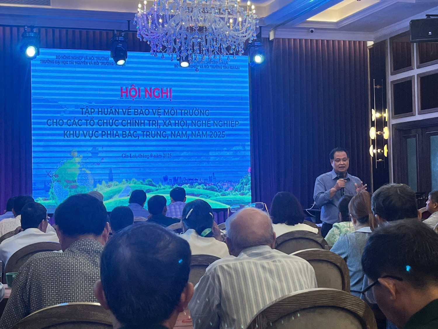 TS. Đào Đình Thuần – PTK Khoa Môi trường Trường Đại học Mỏ địa chất báo cáo tại Hội nghị