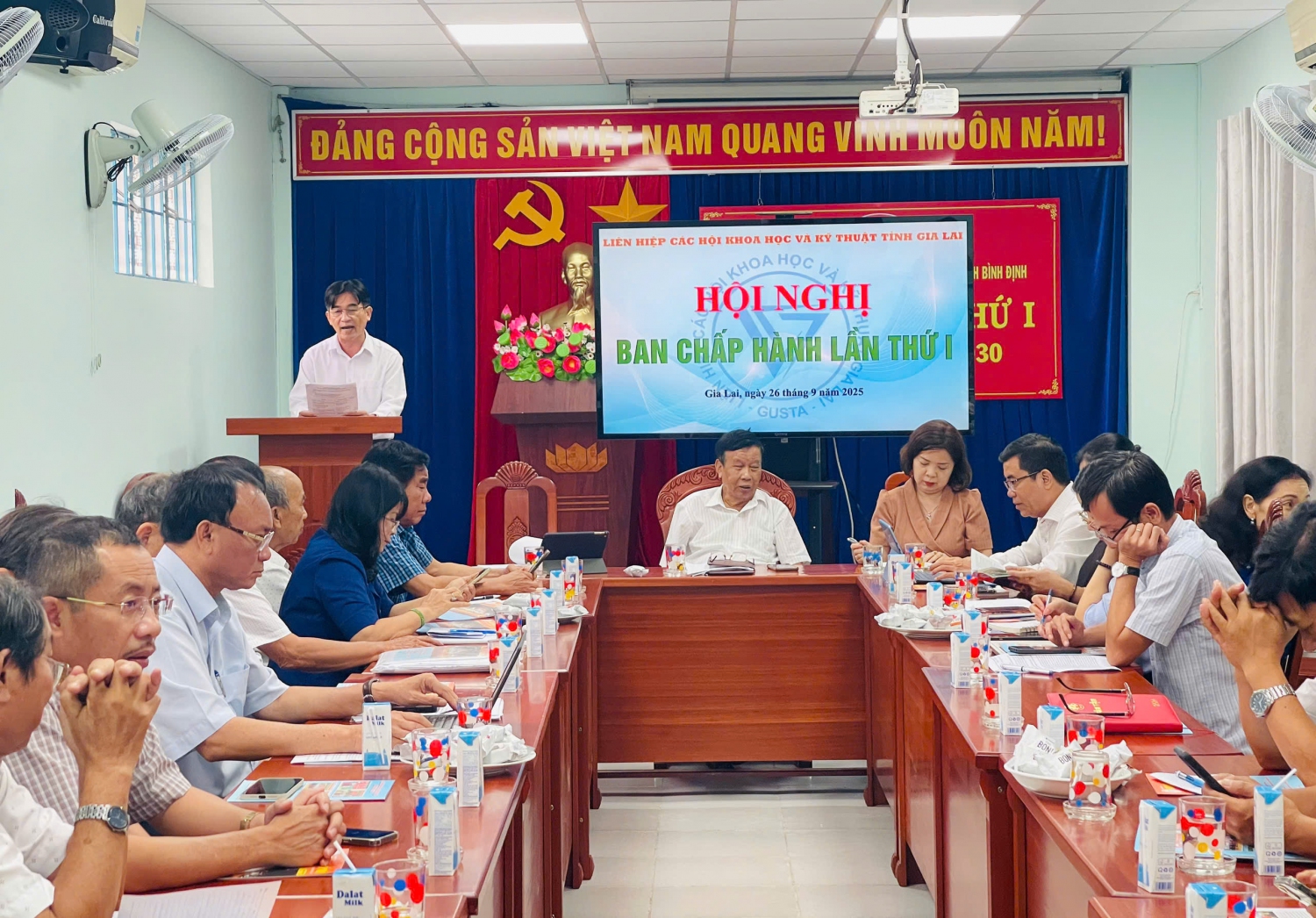 hoi nghi ban chap hanh 1