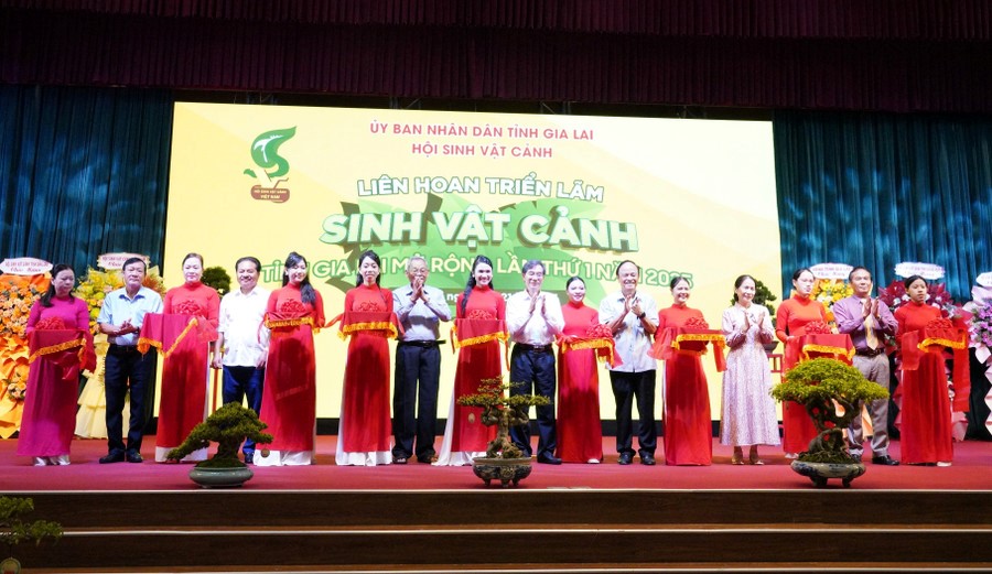 Các đại biểu cắt băng khai mạc Liên hoan triển lãm sinh vật cảnh tỉnh Gia Lai mở rộng lần thứ I- năm 2025