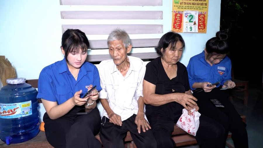 Thanh niên phường Quy Nhơn Bắc hỗ trợ người dân sử dụng dịch vụ công trực tuyến. Ảnh: Đ.Y